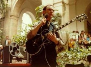 Robert Fripp speaking at a performance. Robert Fripp speaking at a performance.